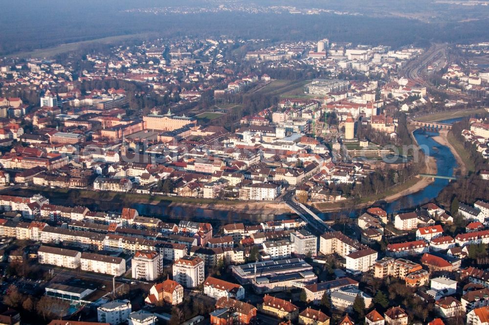 Rastatt from the bird's eye view: Riparian zones on the course of the river of Murg in the district Rastatt-Innenstadt in Rastatt in the state Baden-Wuerttemberg