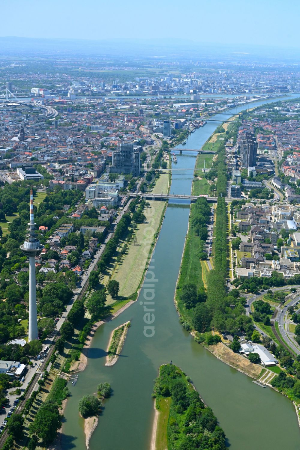 Mannheim from above - Riparian zones on the course of the river of the river Neckar on street Feudenheimer Strasse in the district Oststadt in Mannheim in the state Baden-Wuerttemberg, Germany