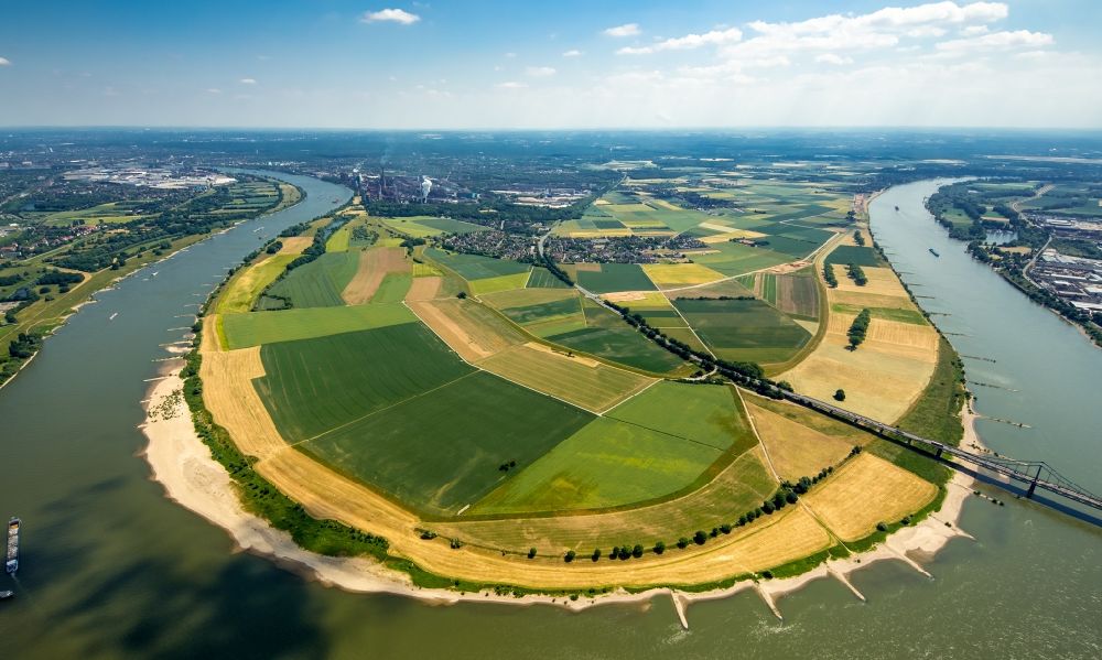 Krefeld from the bird's eye view: Riparian zones on the course of the river neuen Rheindeiche an der Bruecke der Bundesstrasse 288 in Krefeld in the state North Rhine-Westphalia