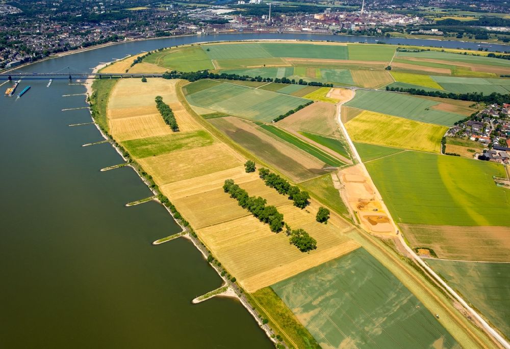 Aerial photograph Krefeld - Riparian zones on the course of the river neuen Rheindeiche an der Bruecke der Bundesstrasse 288 in Krefeld in the state North Rhine-Westphalia