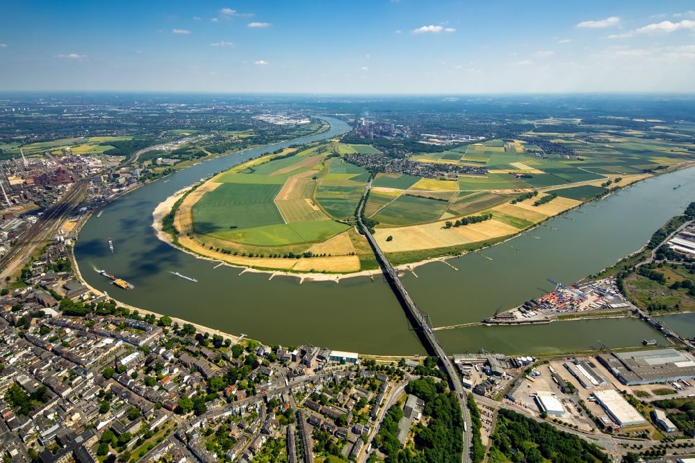 Aerial photograph Krefeld - Riparian zones on the course of the river neuen Rheindeiche an der Bruecke der Bundesstrasse 288 in Krefeld in the state North Rhine-Westphalia