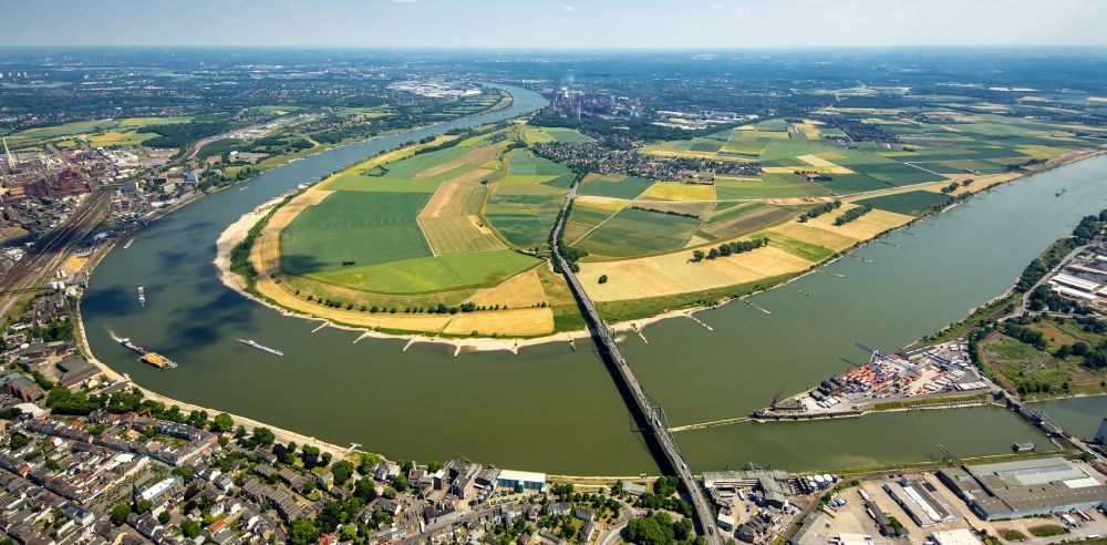 Krefeld from above - Riparian zones on the course of the river neuen Rheindeiche an der Bruecke der Bundesstrasse 288 in Krefeld in the state North Rhine-Westphalia