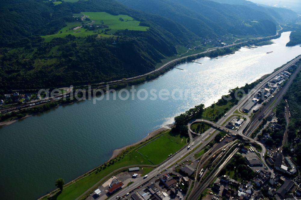 Aerial photograph Brohl-Lützing - Riparian zones on the course of the river of the Rhine river in Brohl-Luetzing in the state Rhineland-Palatinate, Germany