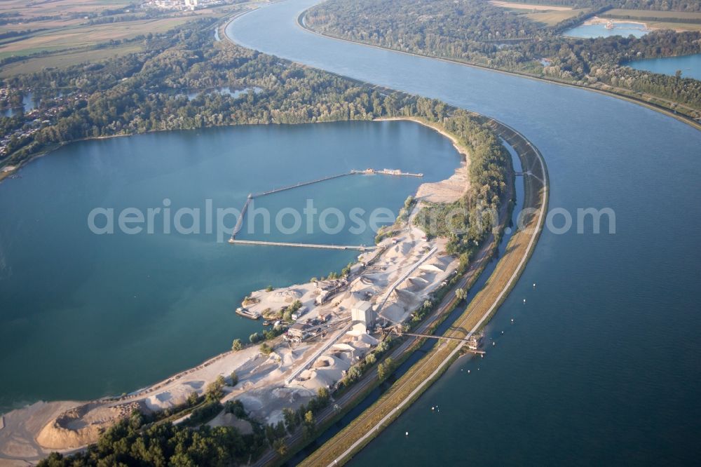 Aerial image Rheinmünster - Riparian zones on the course of the river of the Rhine river in the district Dengolsheim in Rheinmuenster in the state Baden-Wuerttemberg, Germany