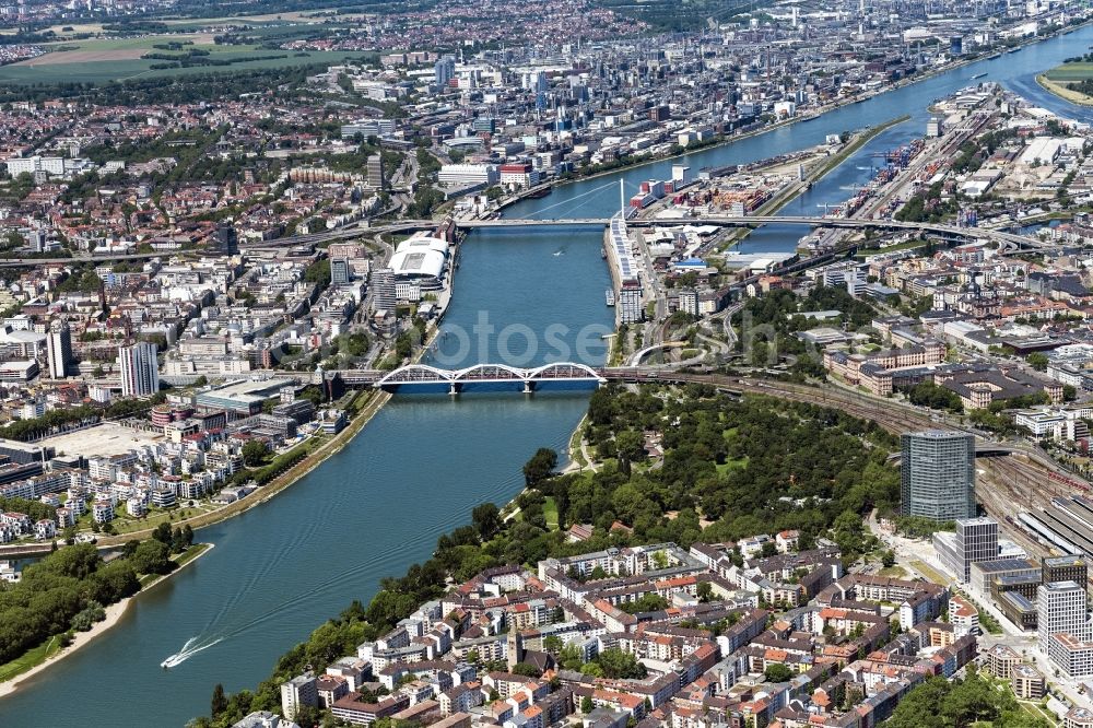 Aerial photograph Ludwigshafen am Rhein - Riparian zones on the course of the river of Rhine in Ludwigshafen am Rhein and Mannheim in the state Rhineland-Palatinate