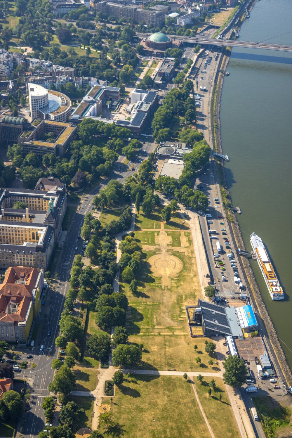Aerial photograph Düsseldorf - Riparian zones on the course of the river of Rheins with a view over Kulturbuehne in Rheinpark - Beachclub - Plantours Kreuzfahrten in Duesseldorf in the state North Rhine-Westphalia, Germany