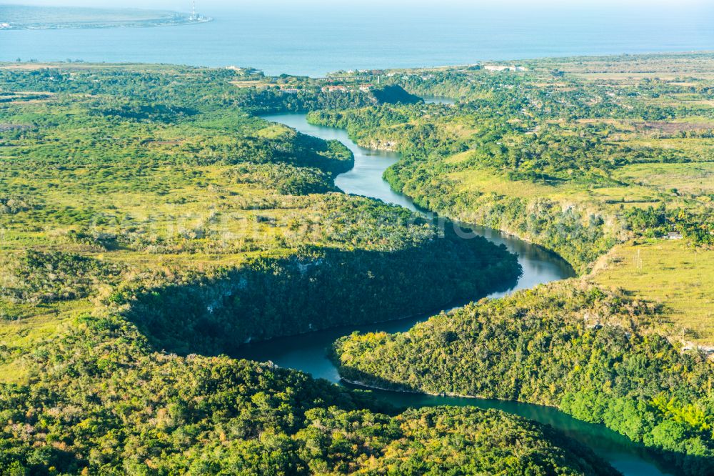 Matanzas from above - Riparian zones on the course of the river Rio Canimar Parc in Matanzas in Provinz Matanzas, Cuba