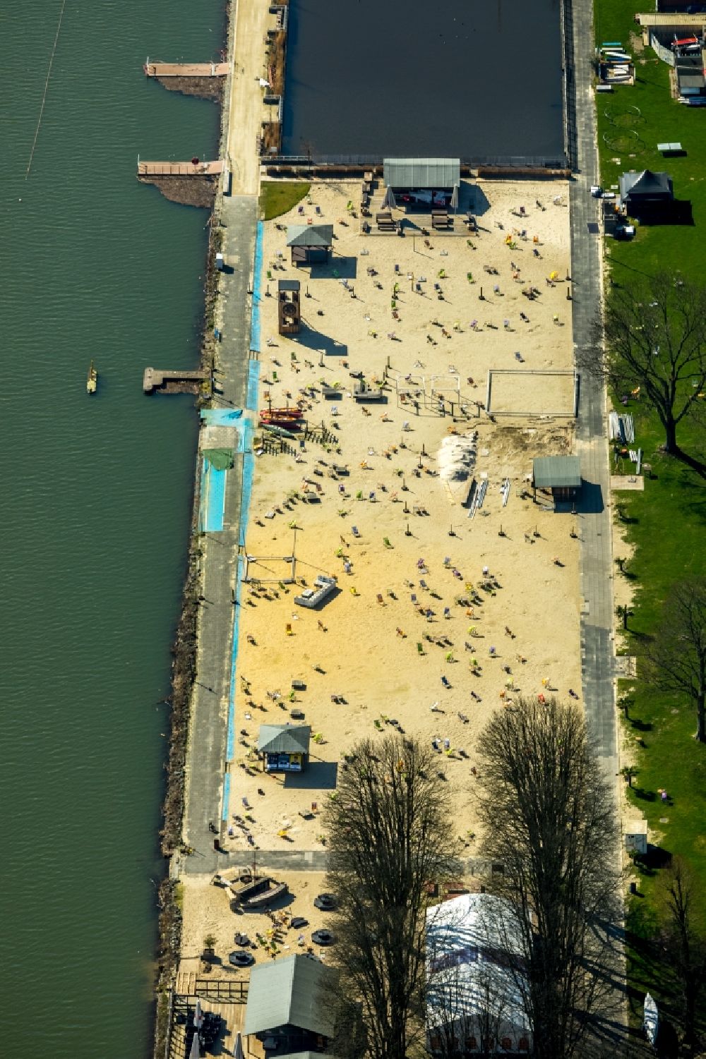 Essen from above - Riparian zones on the course of the ruhr- river near the public bathing beach Seaside Beach Baldeney in Essen in the state North Rhine-Westphalia