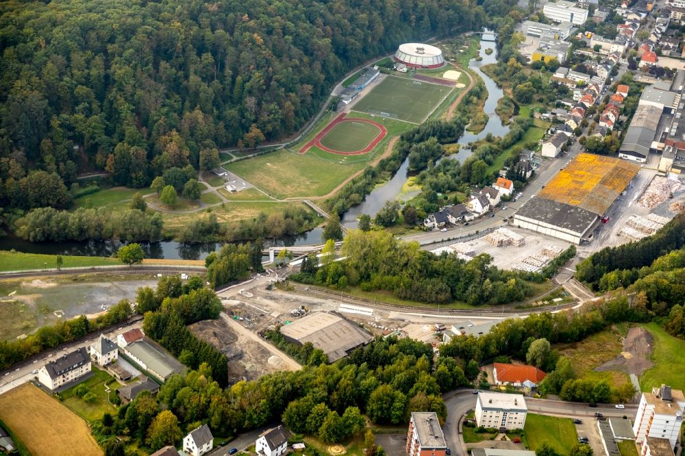 Arnsberg from above - Riparian zones on the course of the river of Ruhr with of Sportanlage of SV Arnsberg 09 e.V. and dem Gewerbegebiet on Hellefelof Strasse in Arnsberg in the state North Rhine-Westphalia, Germany