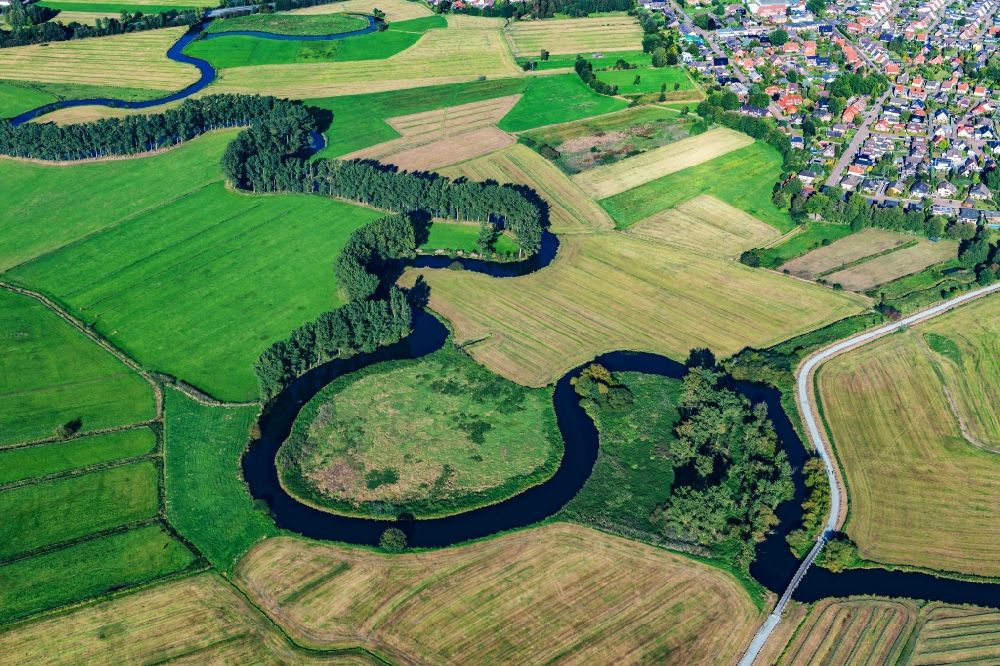 Stade from the bird's eye view: Curved loop of the riparian zones on the course of the river in Stade in the state Lower Saxony, Germany
