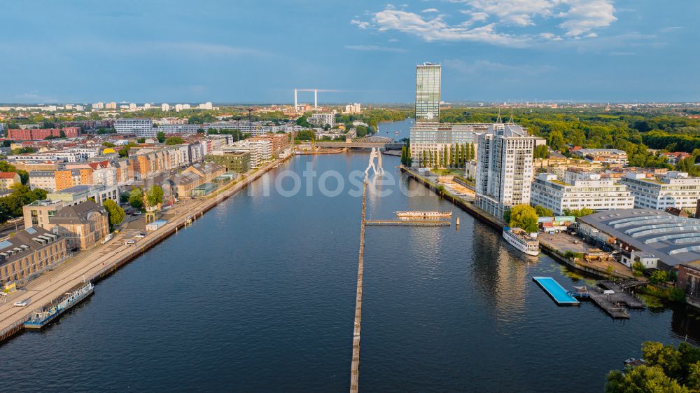 Aerial image Berlin - Riparian zones on the course of the river of Spree on Osthafen in the district Friedrichshain in Berlin, Germany