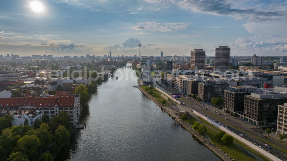Berlin from the bird's eye view: Riparian zones on the course of the river of Spree on Osthafen in the district Friedrichshain in Berlin, Germany