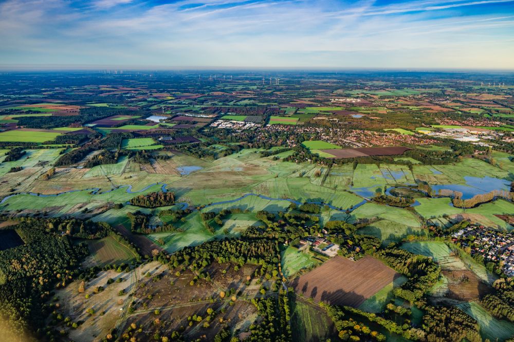 Stade from the bird's eye view: Curved loop of the riparian zones on the course of the river in Stade in the state Lower Saxony, Germany