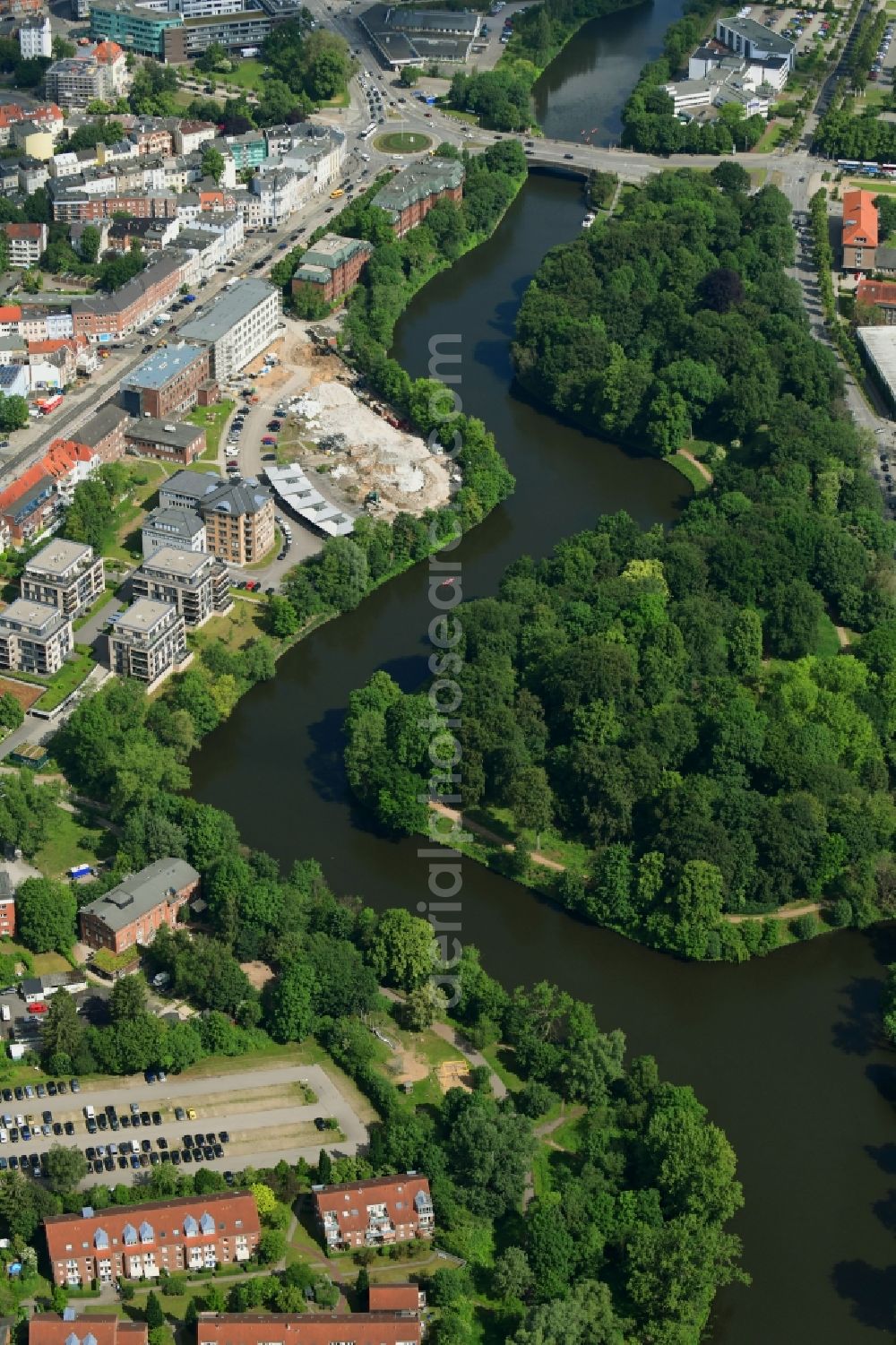 Aerial photograph Lübeck - Riparian zones on the course of the river of Stadtgraben in Luebeck in the state Schleswig-Holstein, Germany