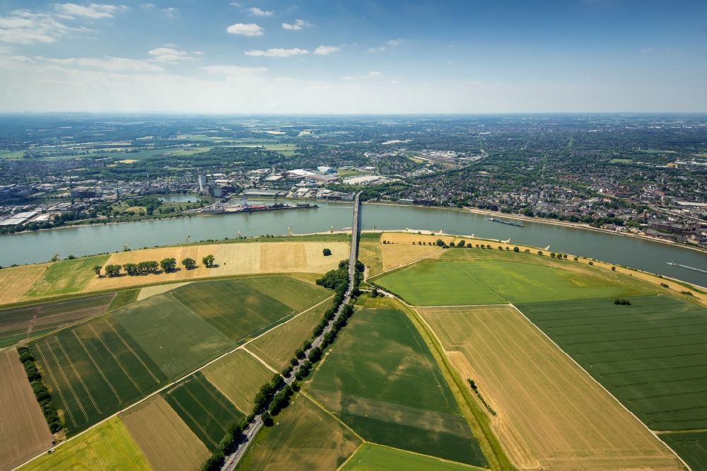 Meerbusch from the bird's eye view: Riparian zones on the course of the river rhine in Meerbusch in the state North Rhine-Westphalia
