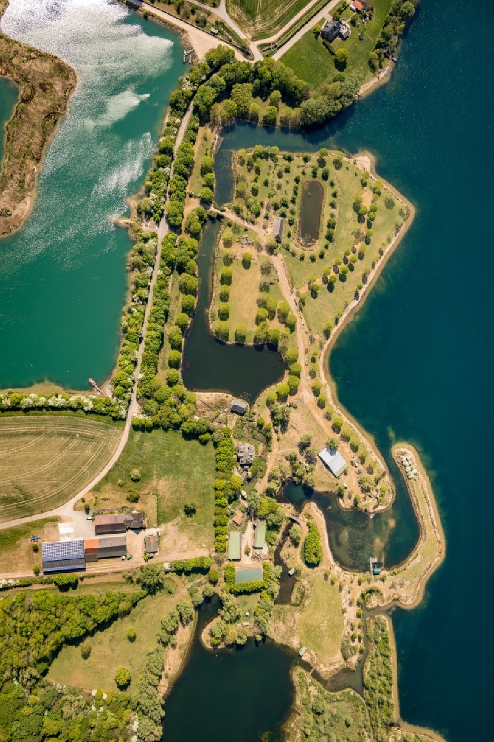 Wesel from above - Riparian zones on the course of the river of Wat Ley beim Diersfordter Waldsee in Wesel in the state North Rhine-Westphalia, Germany