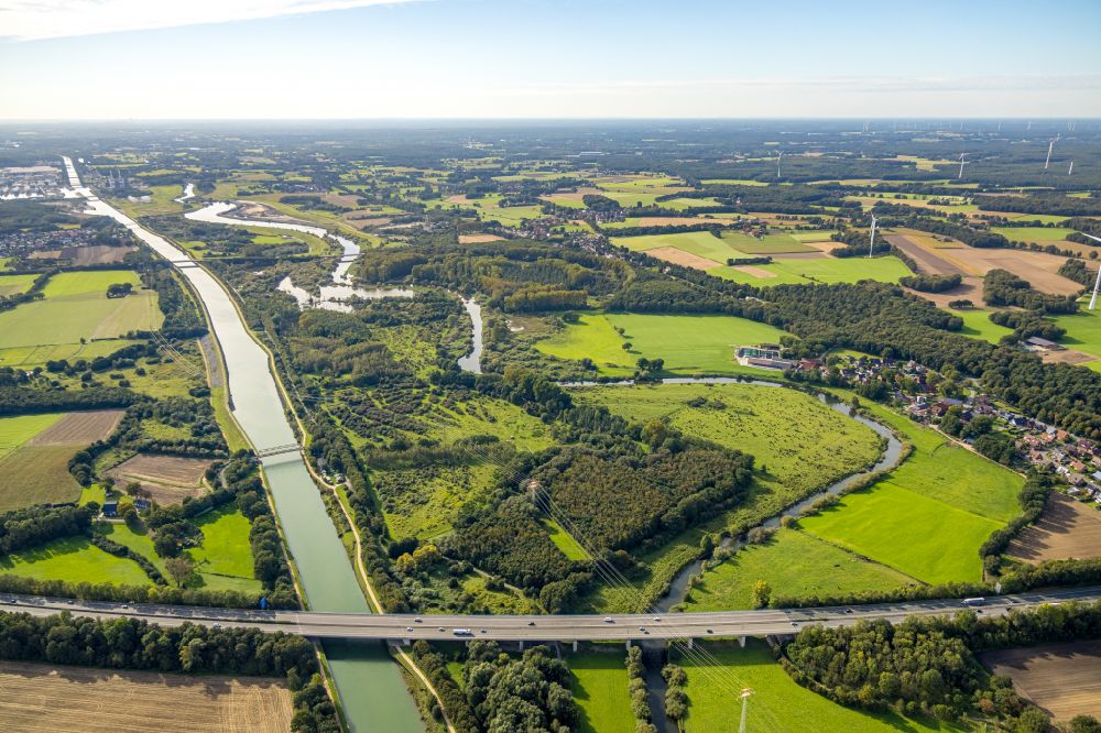 Aerial photograph Marl - Riparian zones on the course of the river Wesel-Datteln-Kanal in Marl at Ruhrgebiet in the state North Rhine-Westphalia, Germany