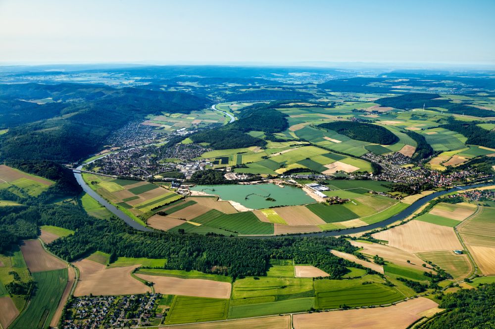 Aerial photograph Bodenwerder - Riparian zones on the course of the river of the Weser river in Bodenwerder in the state Lower Saxony, Germany