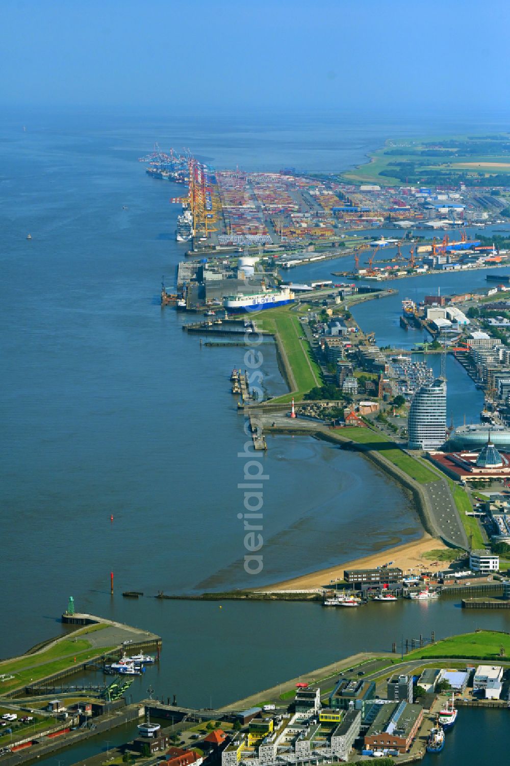 Aerial image Bremerhaven - Riparian zones on the course of the river of the Weser river on street Am Alten Vorhafen in the district Geestemuende-Nord in Bremerhaven in the state Bremen, Germany