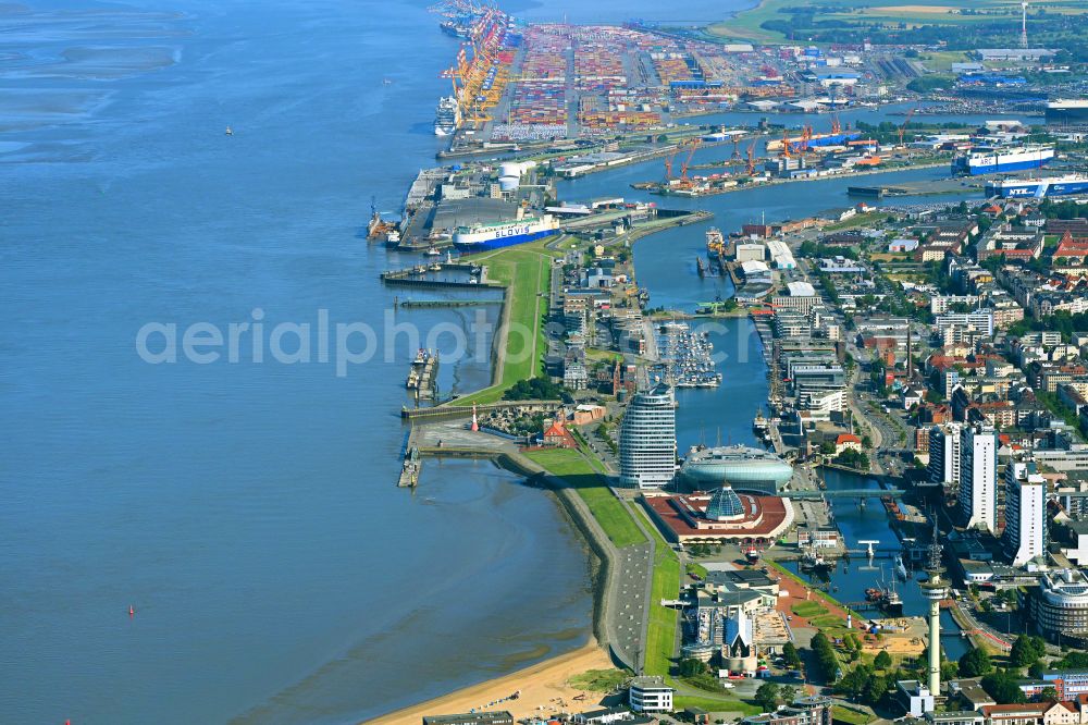 Aerial photograph Bremerhaven - Riparian zones on the course of the river of the Weser river on street Am Alten Vorhafen in the district Geestemuende-Nord in Bremerhaven in the state Bremen, Germany