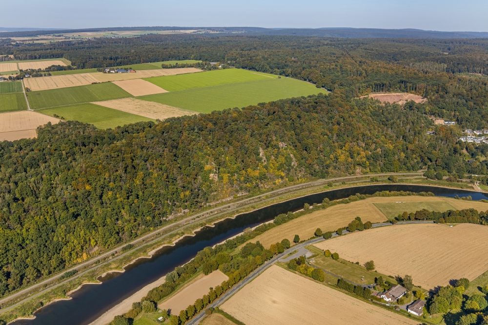 Aerial image Beverungen - Riparian zones on the course of the river of the Weser on Weser-Skywalk and Honnoversche Klippen in Beverungen in the state North Rhine-Westphalia, Germany