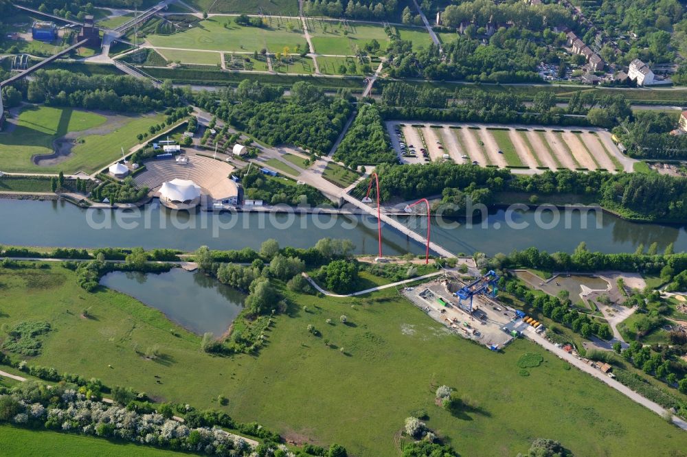 Aerial image Gelsenkirchen - Shore areas of the river course Rhein-Herne-Kanal on grounds of the amphitheater in Gelsenkirchen in the state North Rhine-Westphalia