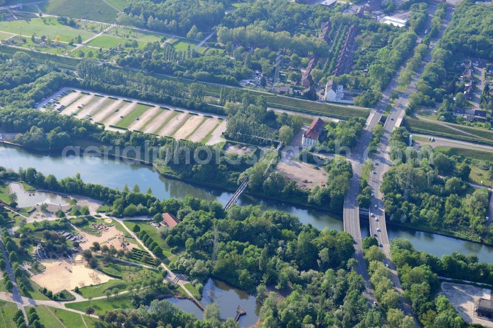 Aerial photograph Gelsenkirchen - Shore areas of the river course Rhein-Herne-Kanal on grounds of the amphitheater in Gelsenkirchen in the state North Rhine-Westphalia