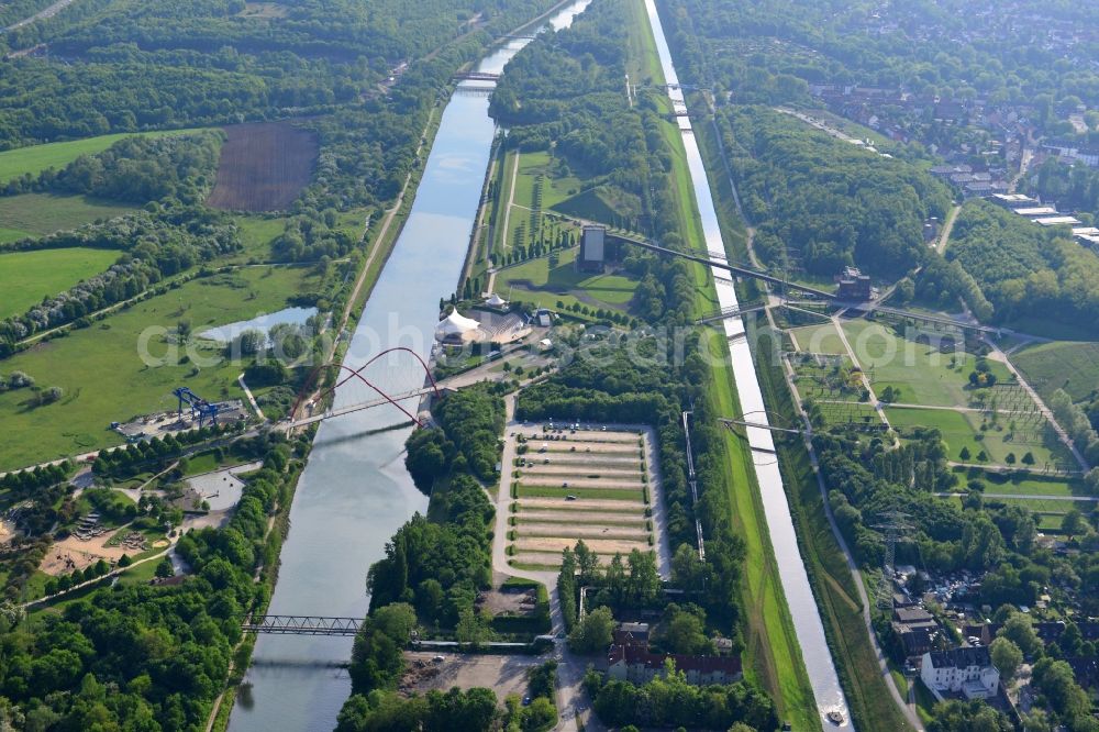 Aerial image Gelsenkirchen - Shore areas of the river course Rhein-Herne-Kanal on grounds of the amphitheater in Gelsenkirchen in the state North Rhine-Westphalia