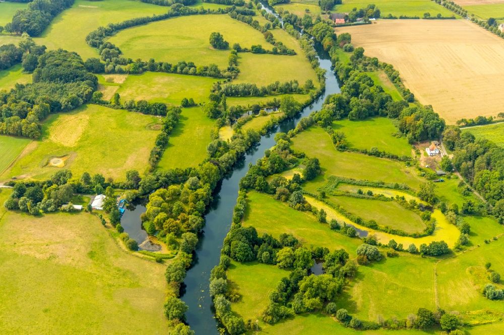 Bergkamen from above - Curved loop of the riparian zones on the course of the river of Lippe with clearly recognizable straightening and the Naturfreibad Heil on Westenhellweg in Bergkamen in the state North Rhine-Westphalia, Germany