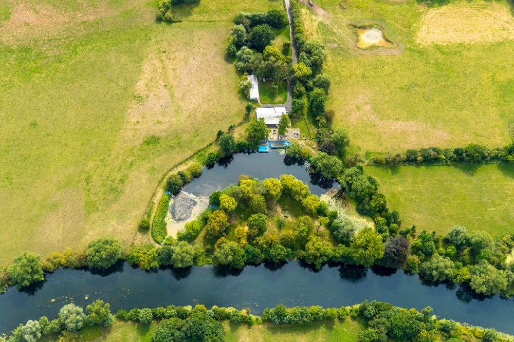 Bergkamen from the bird's eye view: Curved loop of the riparian zones on the course of the river of Lippe with clearly recognizable straightening and the Naturfreibad Heil on Westenhellweg in Bergkamen in the state North Rhine-Westphalia, Germany