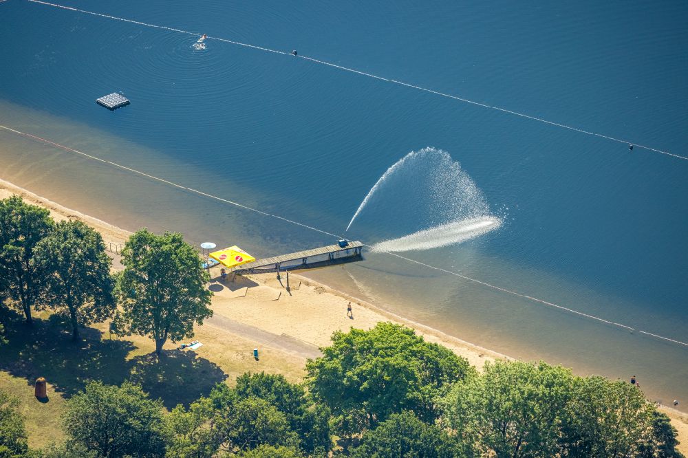 Aerial photograph Duisburg - Water fountain from the bathing jetty of the Wolfssee lido in the district of Wedau in Duisburg in the Ruhr area in the state North Rhine-Westphalia, Germany