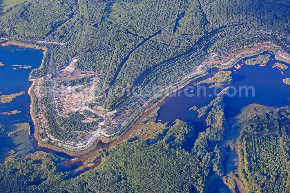Lauta from the bird's eye view: Shore areas of flooded former lignite opencast mine and renaturation lake Erikasee in Lauta in the state Saxony, Germany