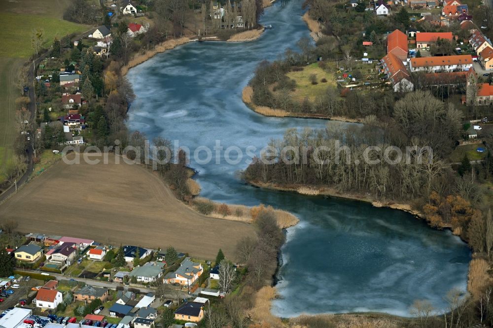 Aerial image Hönow - Shore areas at the lake area of a??a??the Haussee in Hoenow in the state Brandenburg, Germany
