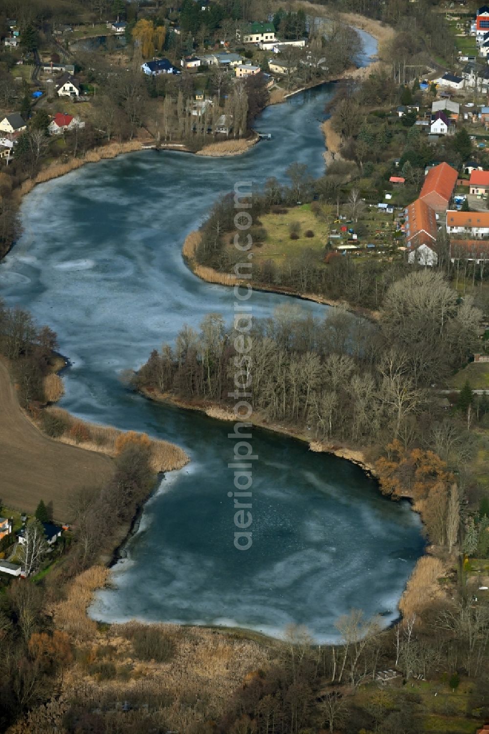 Aerial photograph Hönow - Shore areas at the lake area of a??a??the Haussee in Hoenow in the state Brandenburg, Germany