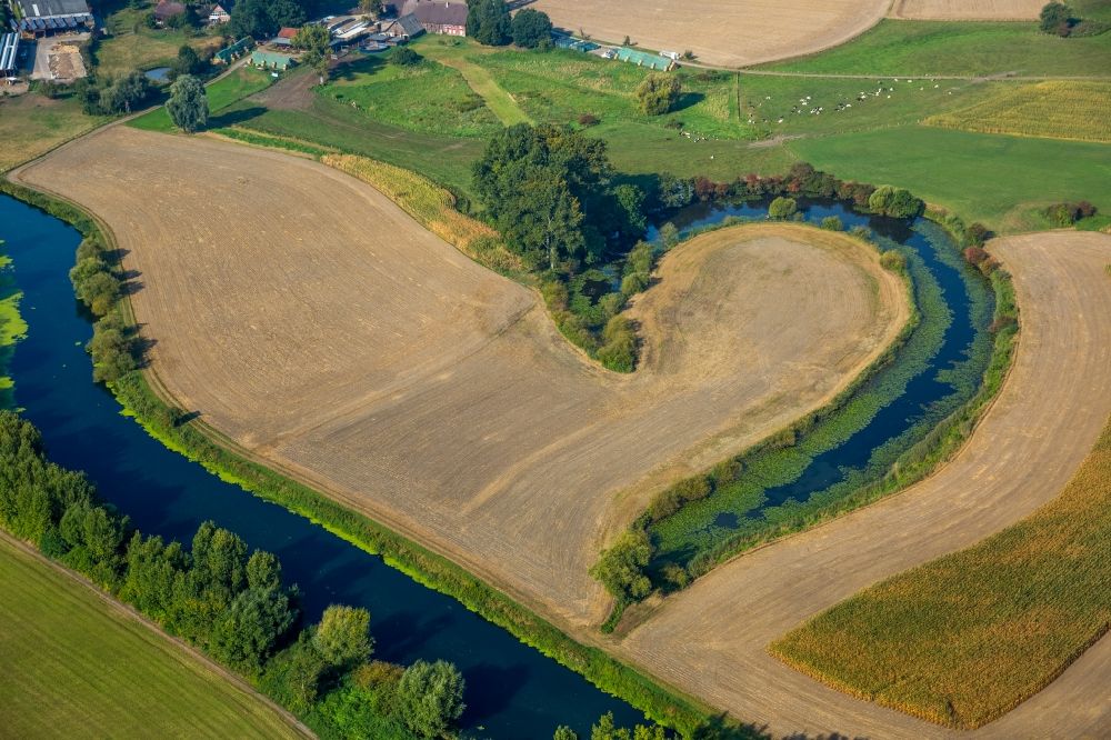 Aerial image Selm - Bank areas in the heart-shaped river course of an old arm of the lip in Selm in the federal state North Rhine-Westphalia, Germany