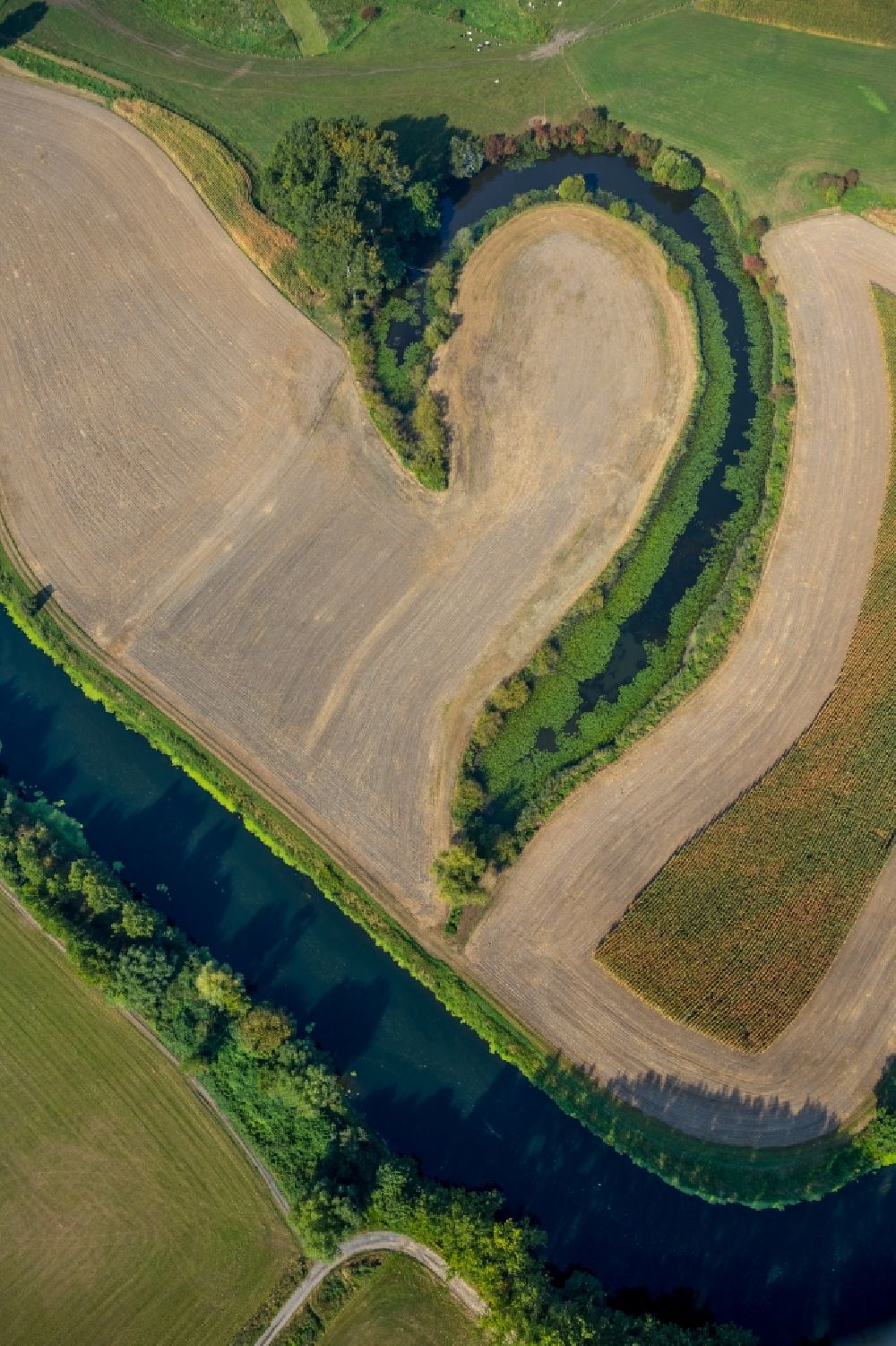 Aerial photograph Selm - Bank areas in the heart-shaped river course of an old arm of the lip in Selm in the federal state North Rhine-Westphalia, Germany