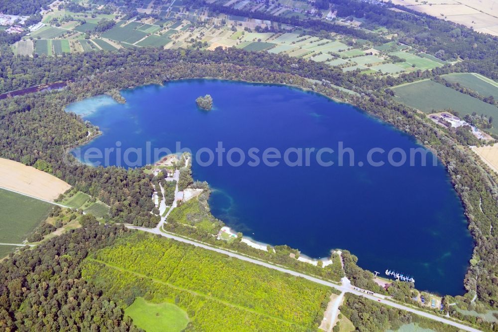 Eggenstein-Leopoldshafen from the bird's eye view: Riparian areas on the lake area of Kiesgrube Eggenstein-Leopoldshafen in Eggenstein-Leopoldshafen in the state Baden-Wuerttemberg, Germany