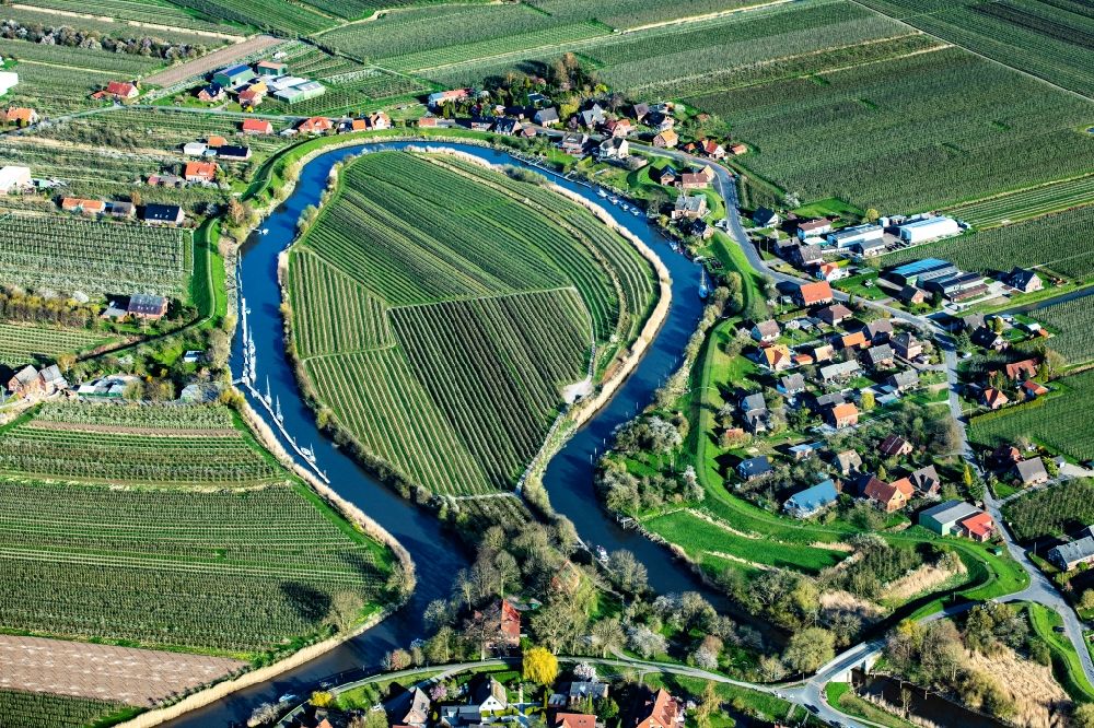 Aerial image Jork - Curved loop of the riparian zones on the course of the river Luehe in the district Luehe in Jork Old Land in the state Lower Saxony, Germany