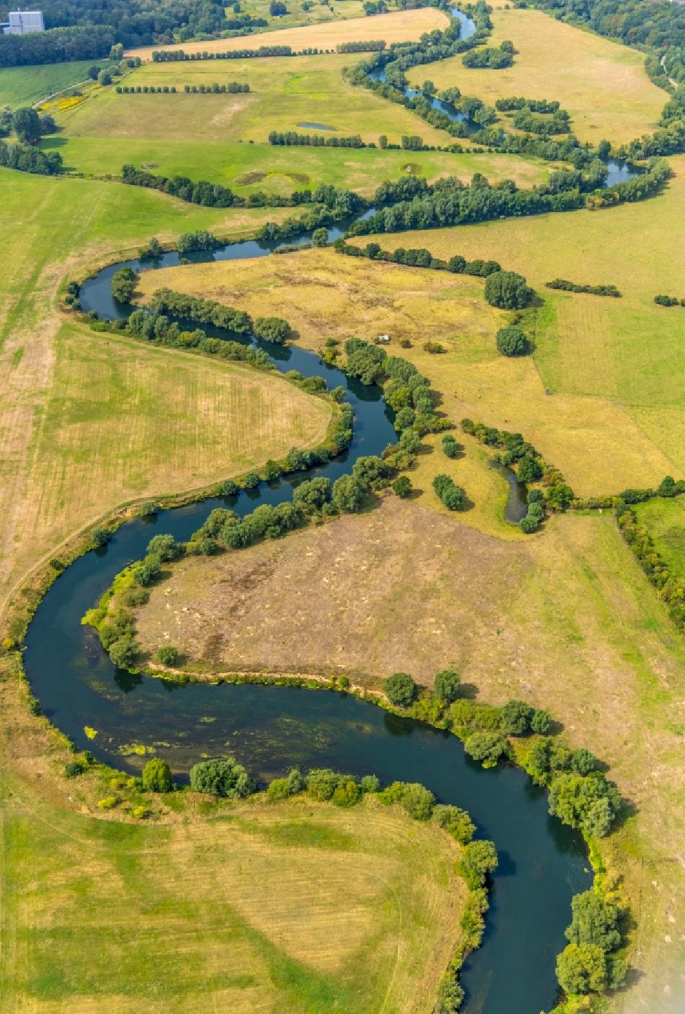 Lünen from the bird's eye view: Curved loop of the riparian zones on the course of the river Lippe in Luenen in the state North Rhine-Westphalia, Germany