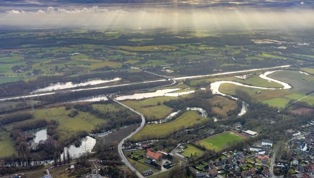 Aerial photograph Stockum - Curved loop of the riparian zones on the course of the river Lippe - in Stockum in the state North Rhine-Westphalia, Germany