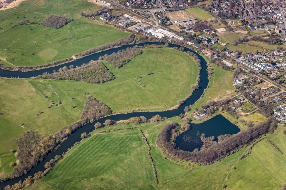 Aerial photograph Wesel - Curved loop of the riparian zones on the course of the river Lippe - in Wesel in the state North Rhine-Westphalia, Germany