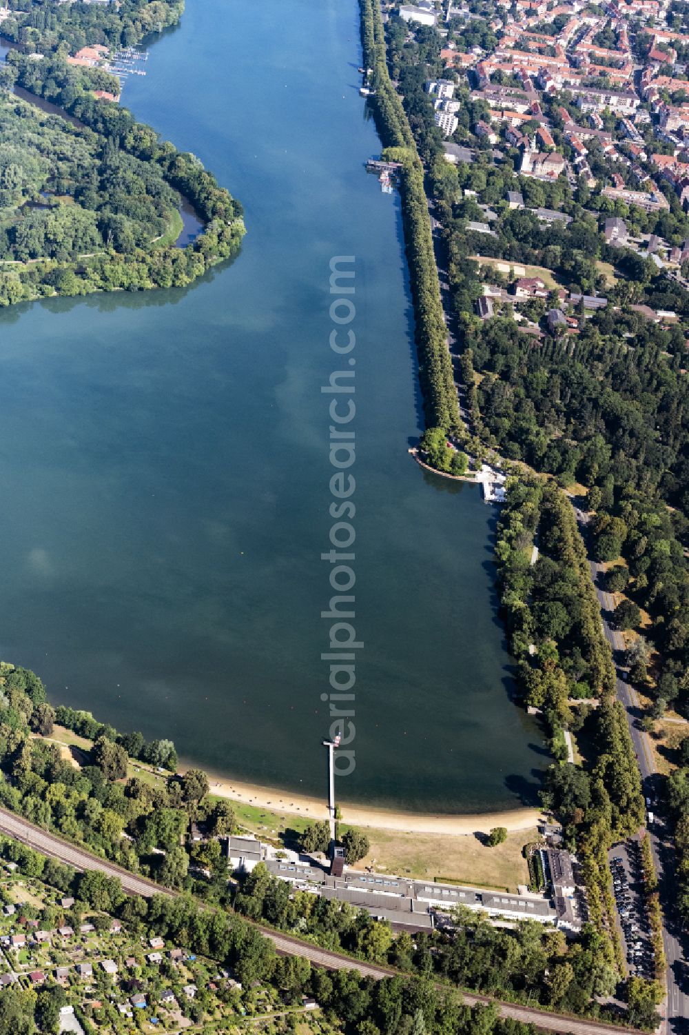 Hannover from the bird's eye view: Riparian areas on the lake area of Maschsee in the district Suedstadt in Hannover in the state Lower Saxony, Germany