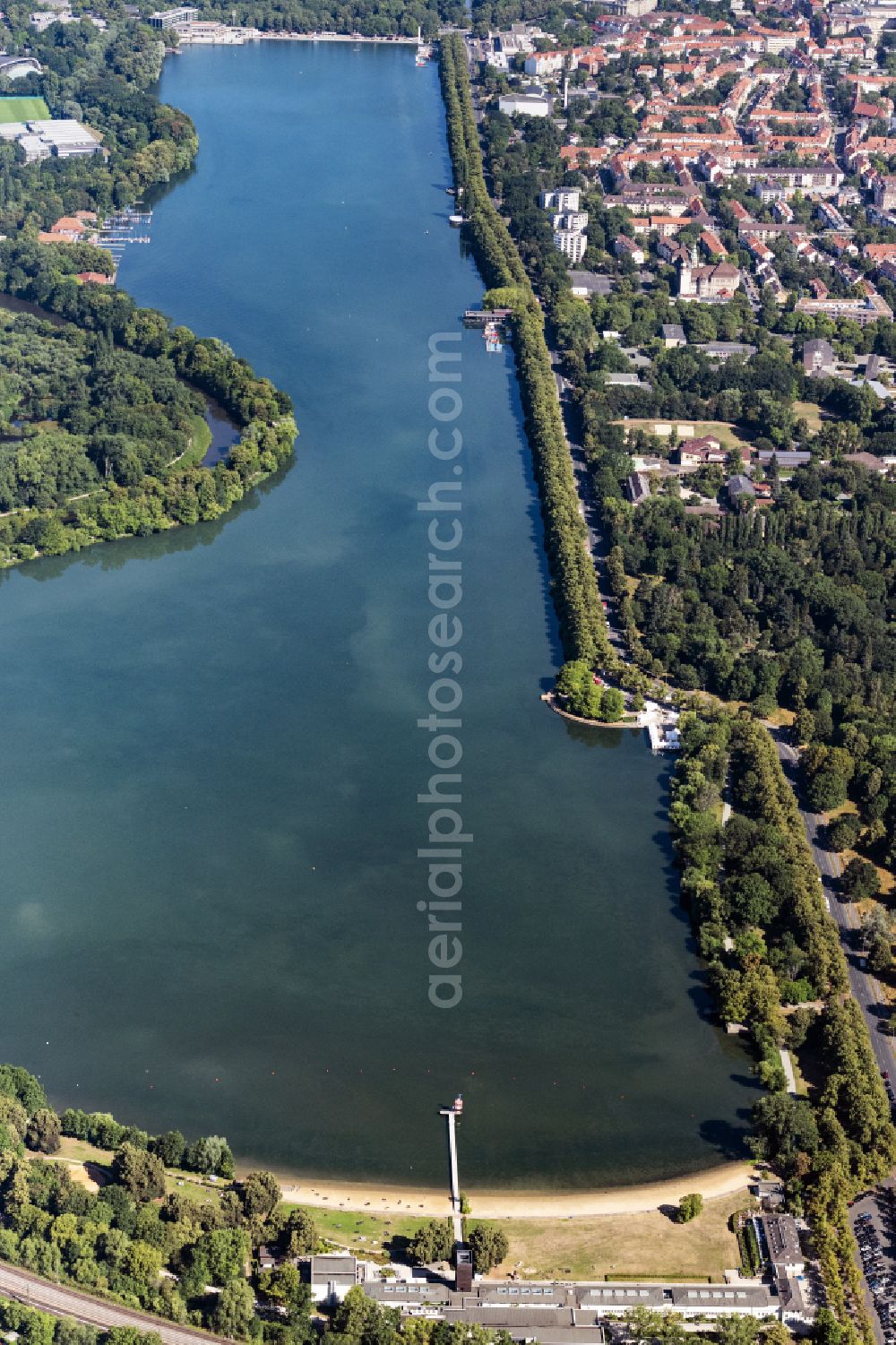 Aerial image Hannover - Riparian areas on the lake area of Maschsee in the district Suedstadt in Hannover in the state Lower Saxony, Germany