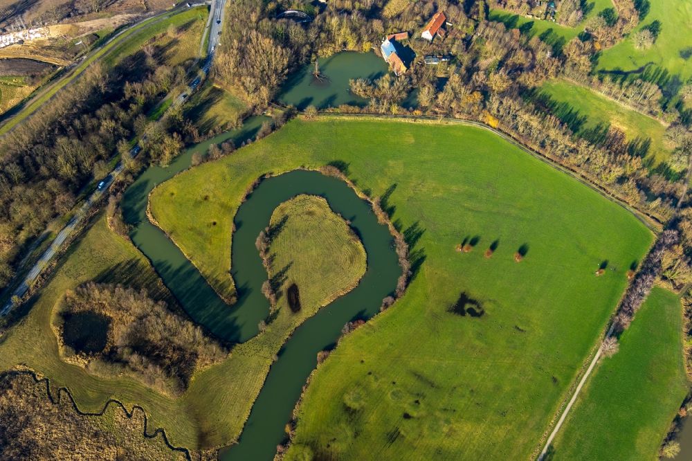 Aerial photograph Hamm-Heessen - Curved loop of the riparian zones on the course of the river Muehlengraben in Hamm-Heessen in the state North Rhine-Westphalia, Germany