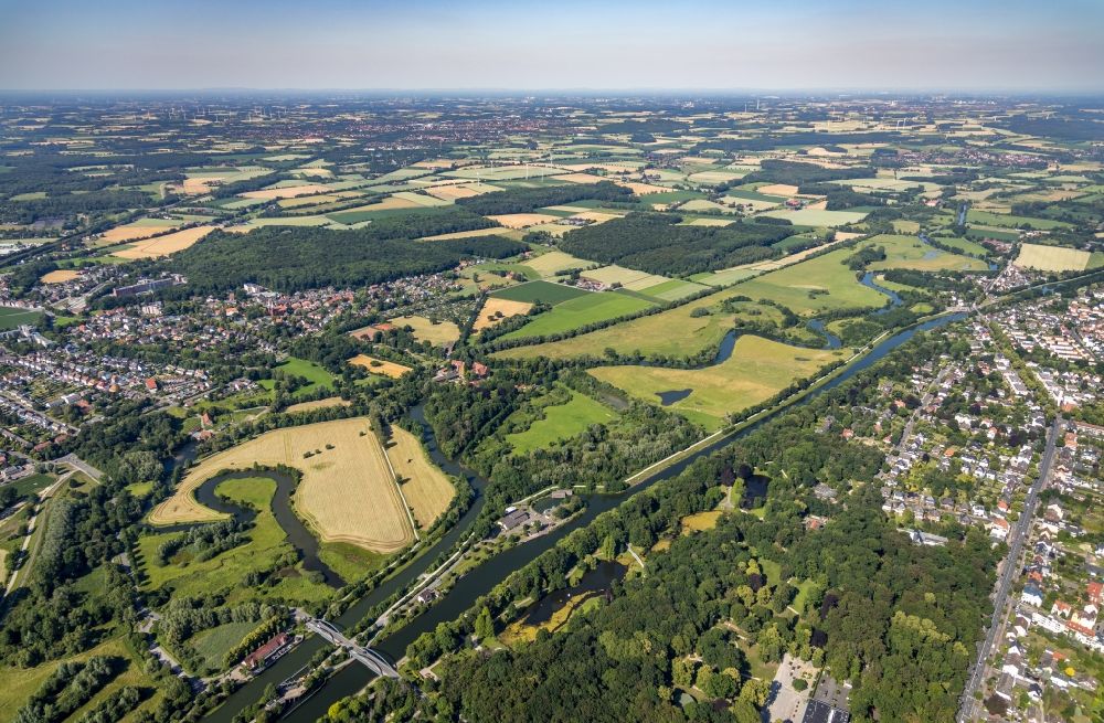 Aerial photograph Heessen - Curved loop of the riparian zones on the course of the river Muehlengraben in Hamm-Heessen in the state North Rhine-Westphalia, Germany