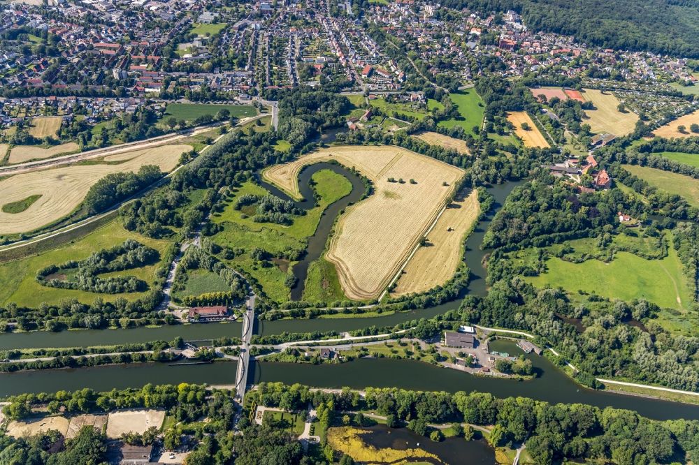 Heessen from above - Curved loop of the riparian zones on the course of the river Muehlengraben in Hamm-Heessen in the state North Rhine-Westphalia, Germany