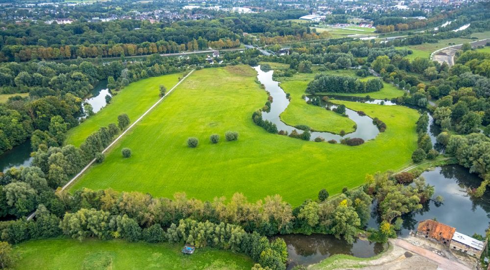 Aerial photograph Hamm-Heessen - Curved loop of the riparian zones on the course of the river Muehlengraben in Hamm-Heessen in the state North Rhine-Westphalia, Germany