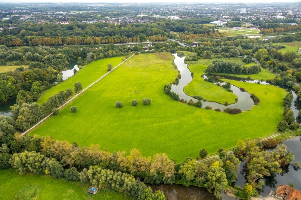Hamm-Heessen from above - Curved loop of the riparian zones on the course of the river Muehlengraben in Hamm-Heessen in the state North Rhine-Westphalia, Germany