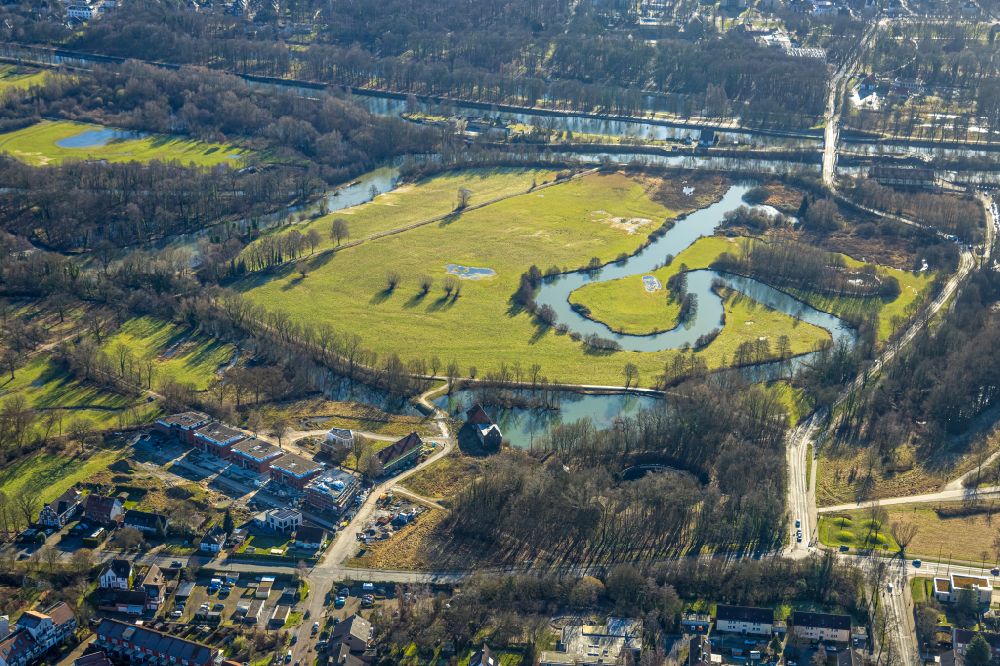 Aerial image Hamm-Heessen - Curved loop of the riparian zones on the course of the river Muehlengraben in Hamm-Heessen in the state North Rhine-Westphalia, Germany