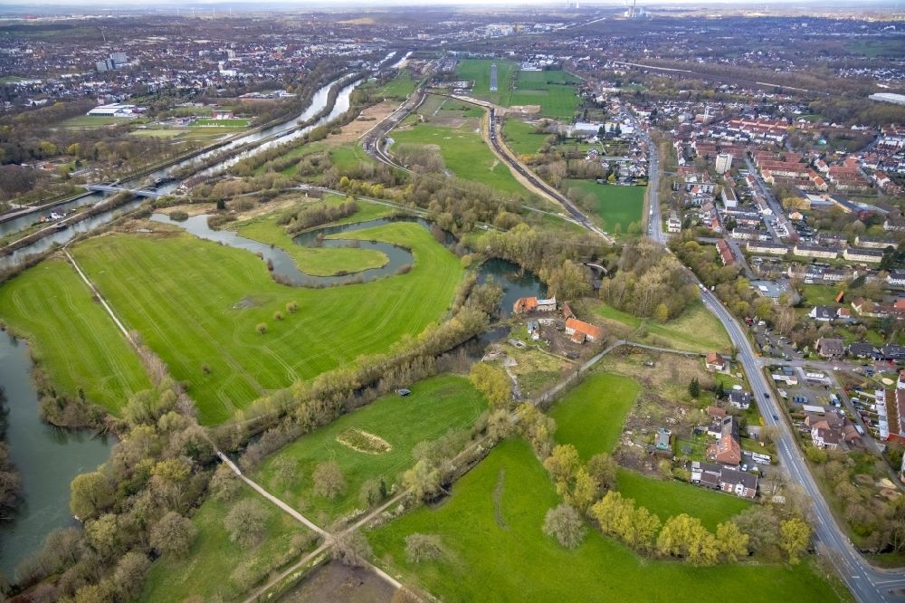 Aerial image Hamm - Curved loop of the riparian zones on the course of the river Muehlgraben in the district Heessen in Hamm at Ruhrgebiet in the state North Rhine-Westphalia, Germany